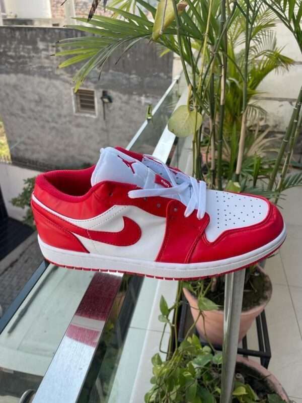 NIKE JORDEN RED AND WHITE