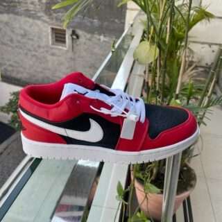 NIKE JORDEN WHITE AND RED AND BLACK