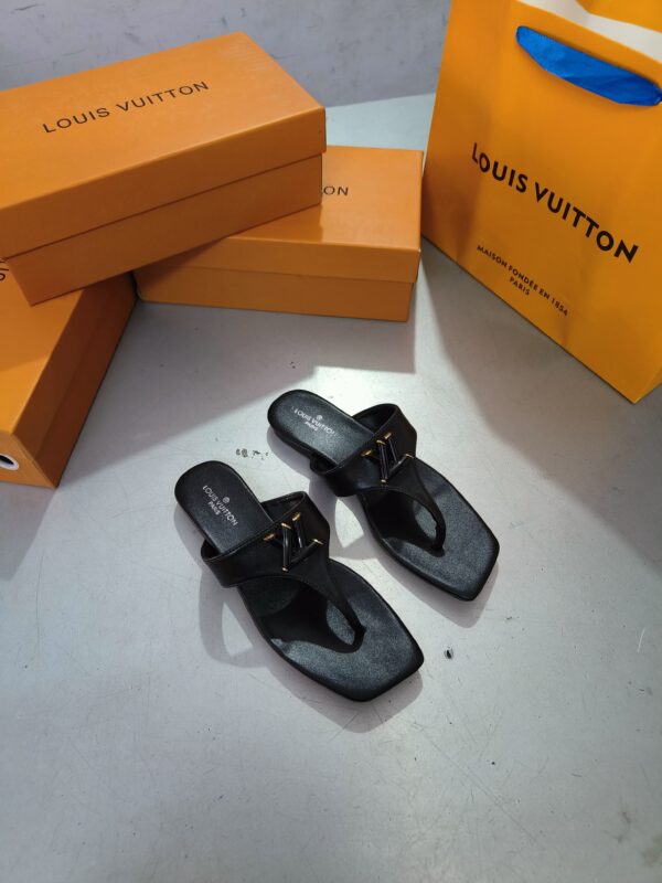 FIRST COPY Louis Vuitton sandals for her - Image 4