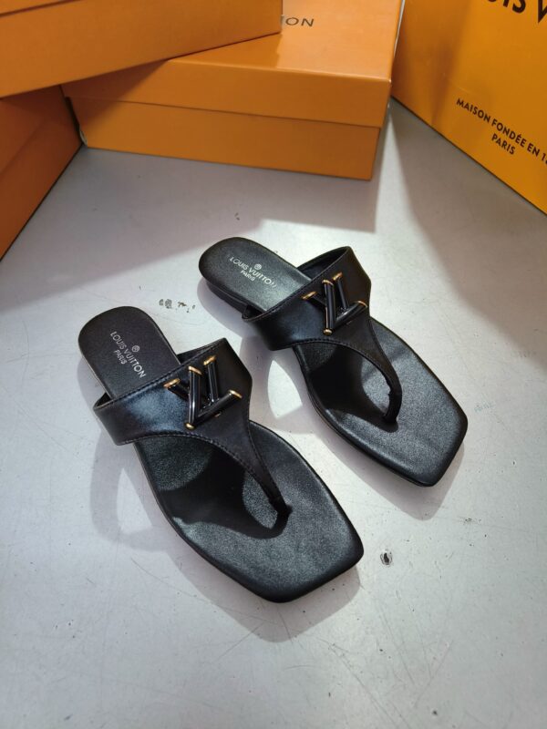 FIRST COPY Louis Vuitton sandals for her - Image 3