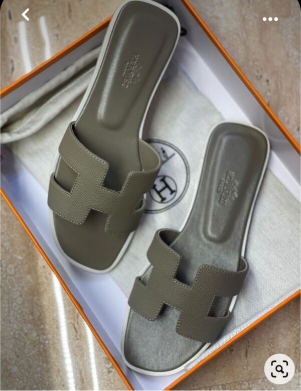 FIRST COPY Hermes Oran Flats in Stock